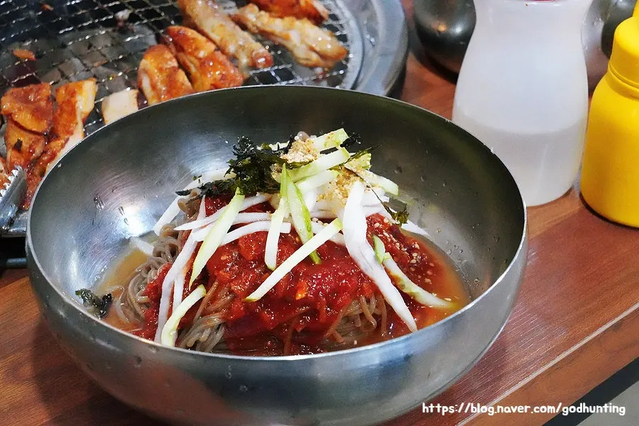 양념이 잘 배어 있는 비빔막국수 한 그릇