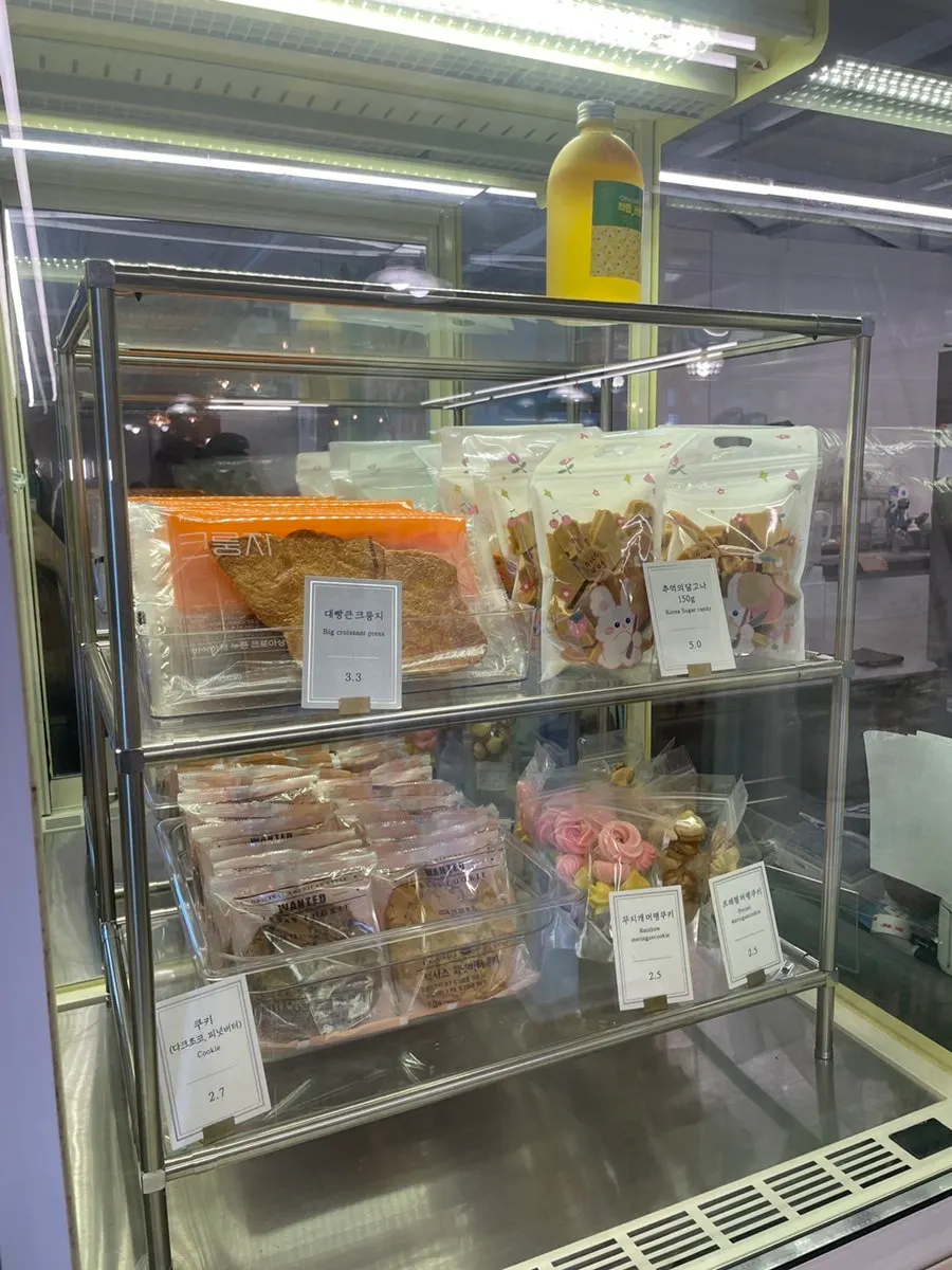 Display of jjondeugi taffy, cookies, and nurungji chips