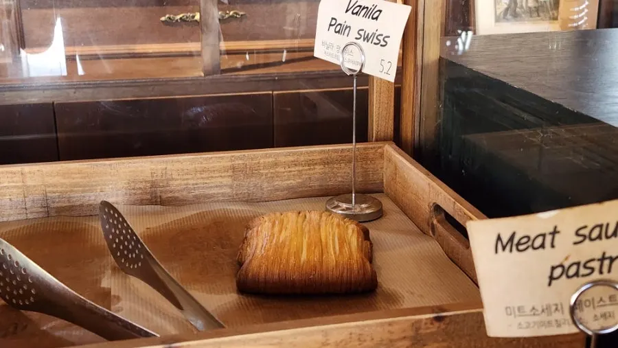 Deretan bakery di showroom dessert Frank Coffin Bar Damyang