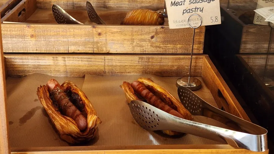 Menu bakery Damyang di dalam etalase
