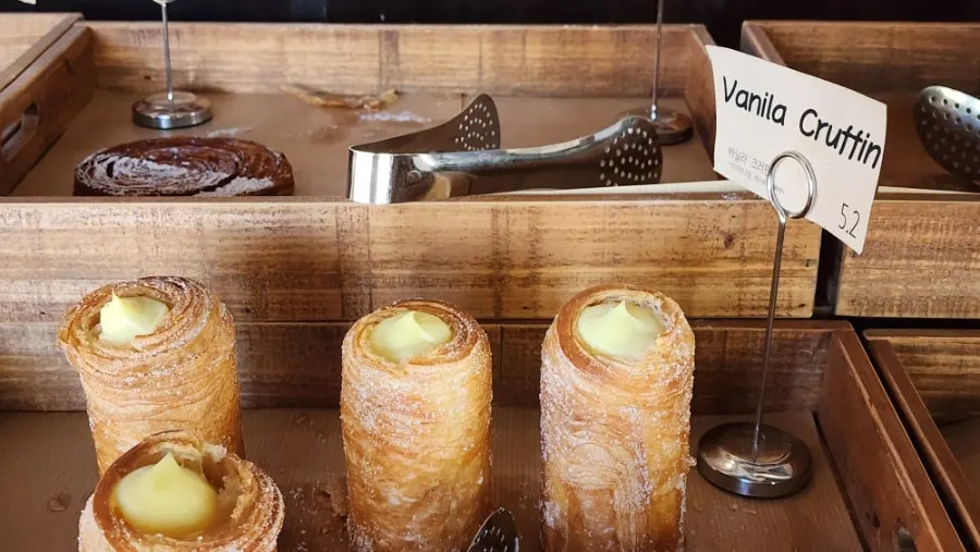 Berbagai jenis roti dipajang di showroom dessert