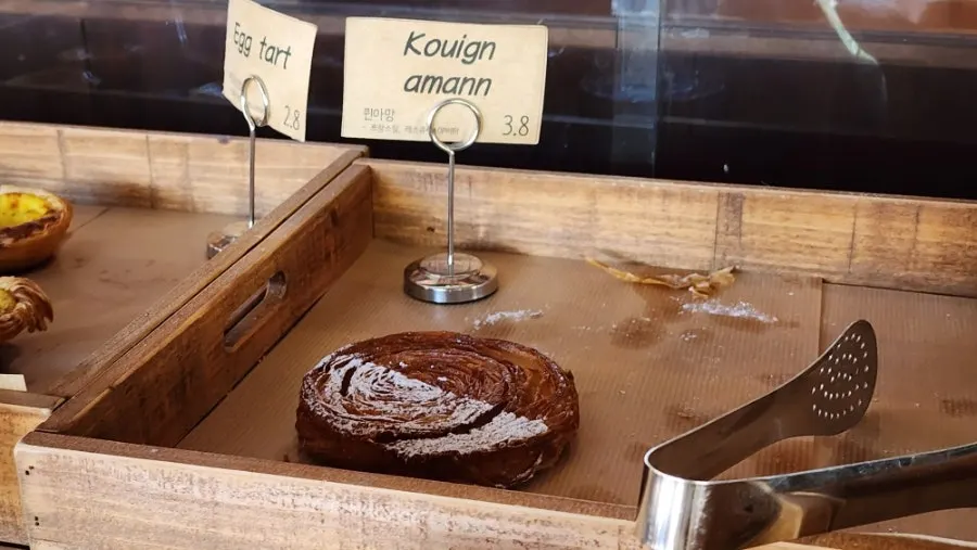Tampilan rak bakery Frank Coffin Bar