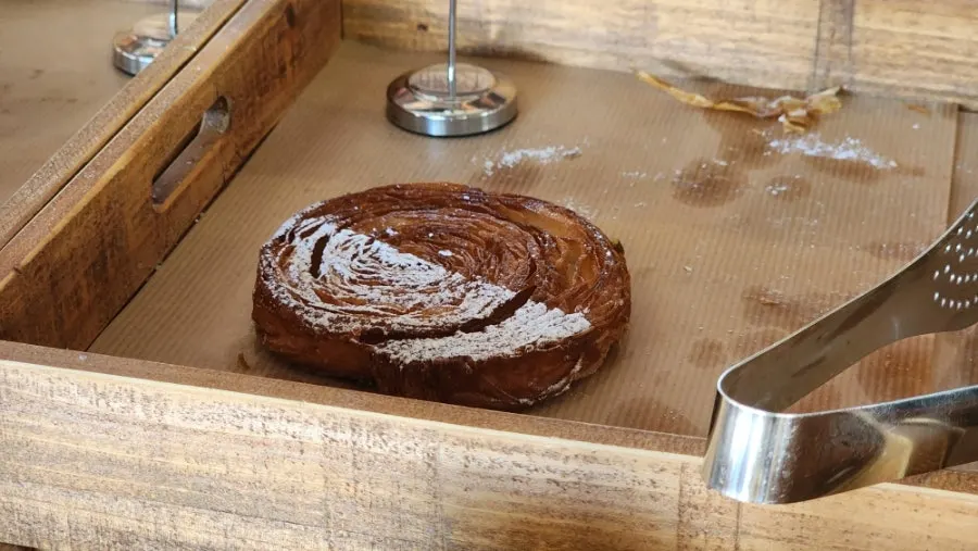 Papan menu bakery di showroom dessert cafe