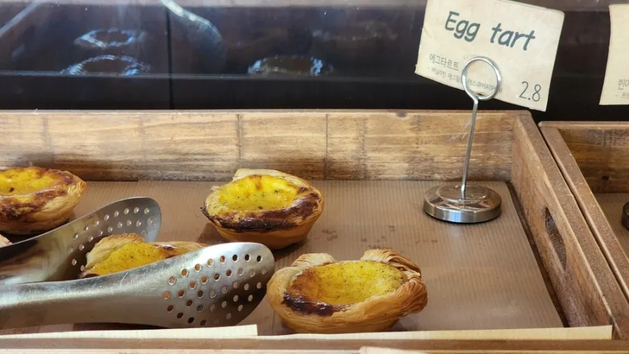 Aneka kouign-amann tersusun di etalase