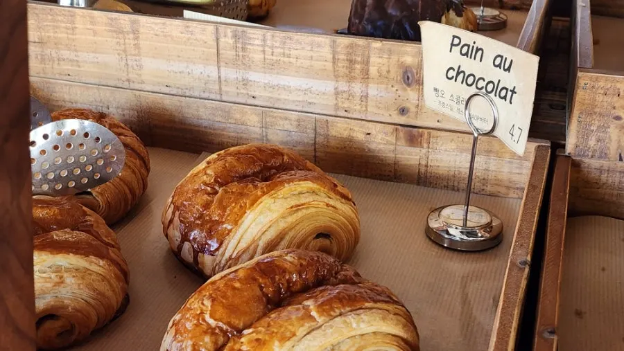 Roti berbasis croissant di showroom dessert