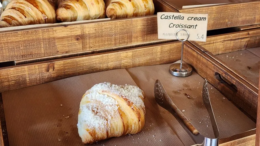 Rak berisi menu bakery Damyang
