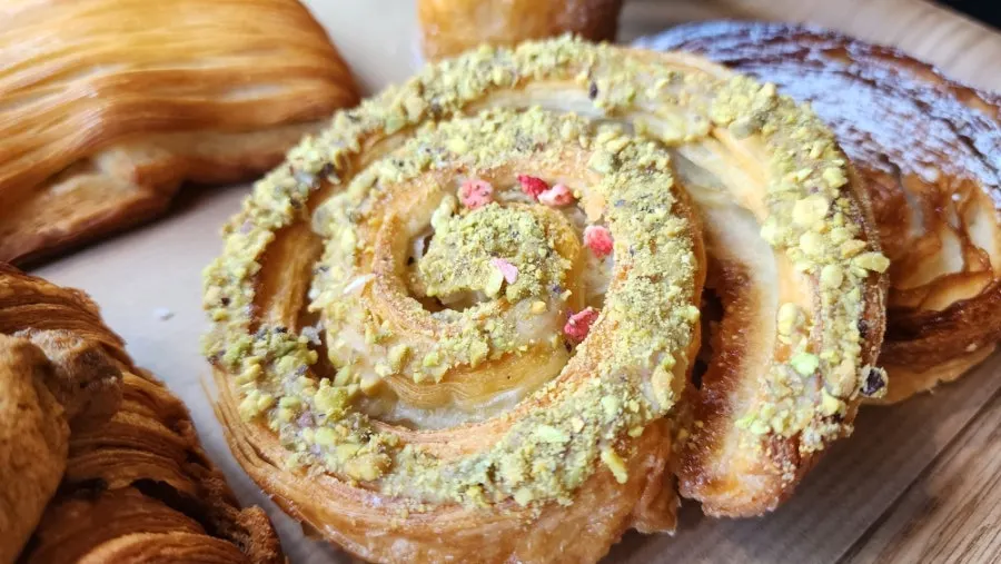 Close-up piring kouign-amann pistachio