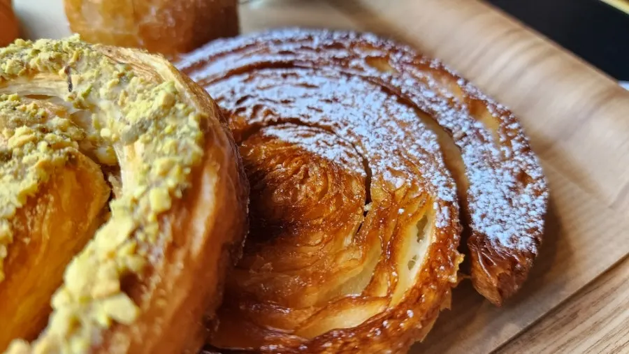 Kouign-amann bertabur gula halus