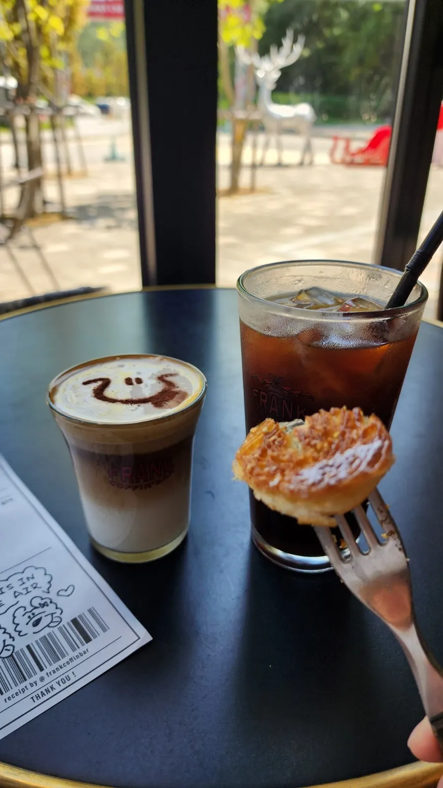 Paduan es Americano dan kouign-amann