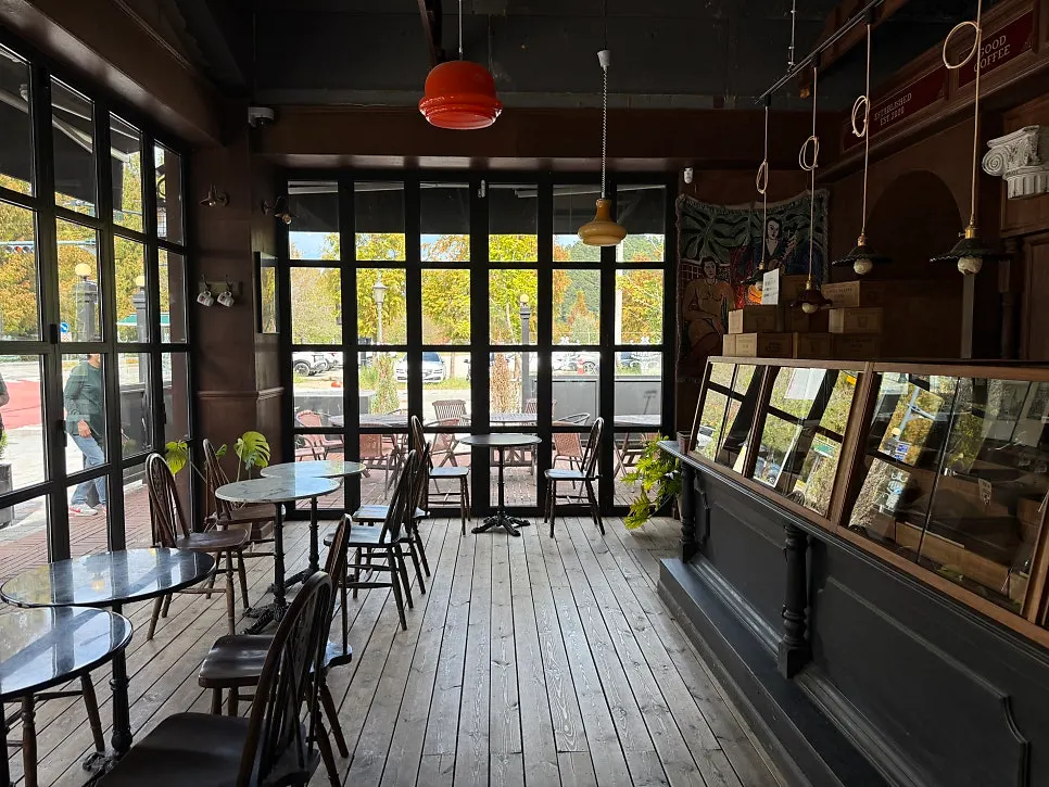 프랭크커핀바 담양점 실내 공간