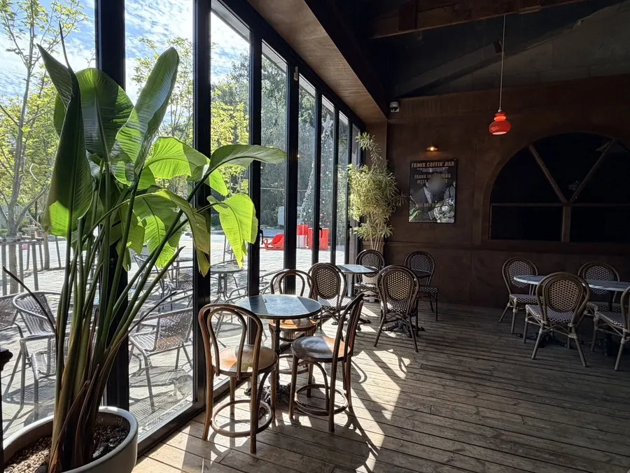 Window-side tables and lighting at Frank Coffin Bar Damyang