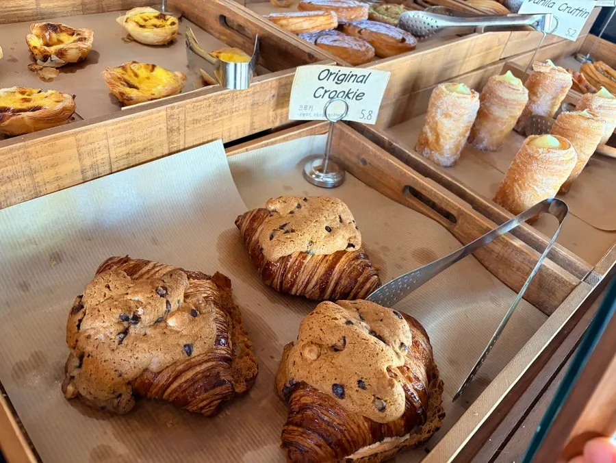 Cru-key and kouign-amann displayed in the showcase