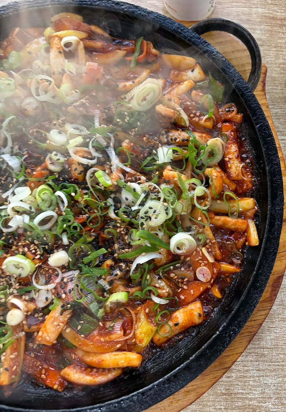 Stir-fried squid on a hot stone plate