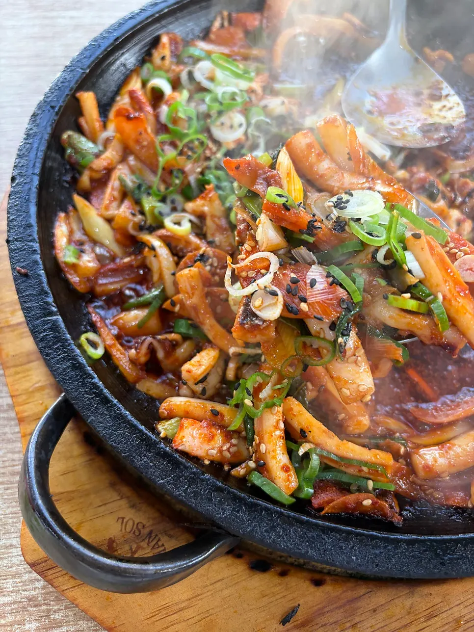Warm stone-plate stir-fried squid