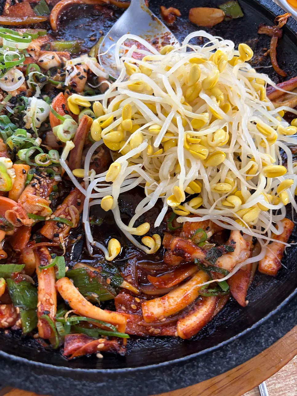Stone-plate stir-fried squid with bean sprouts