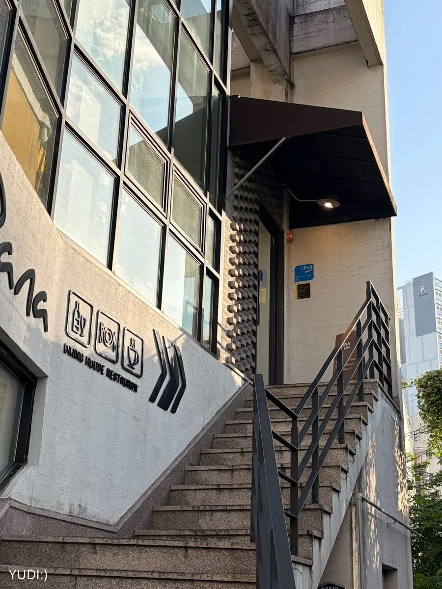 동성로 야시골목 통유리 흰색 건물 외관