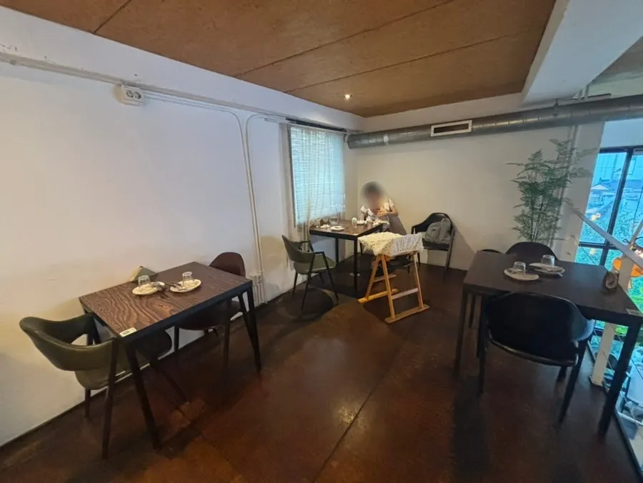 계단 양쪽으로 놓인 3층 식사 공간