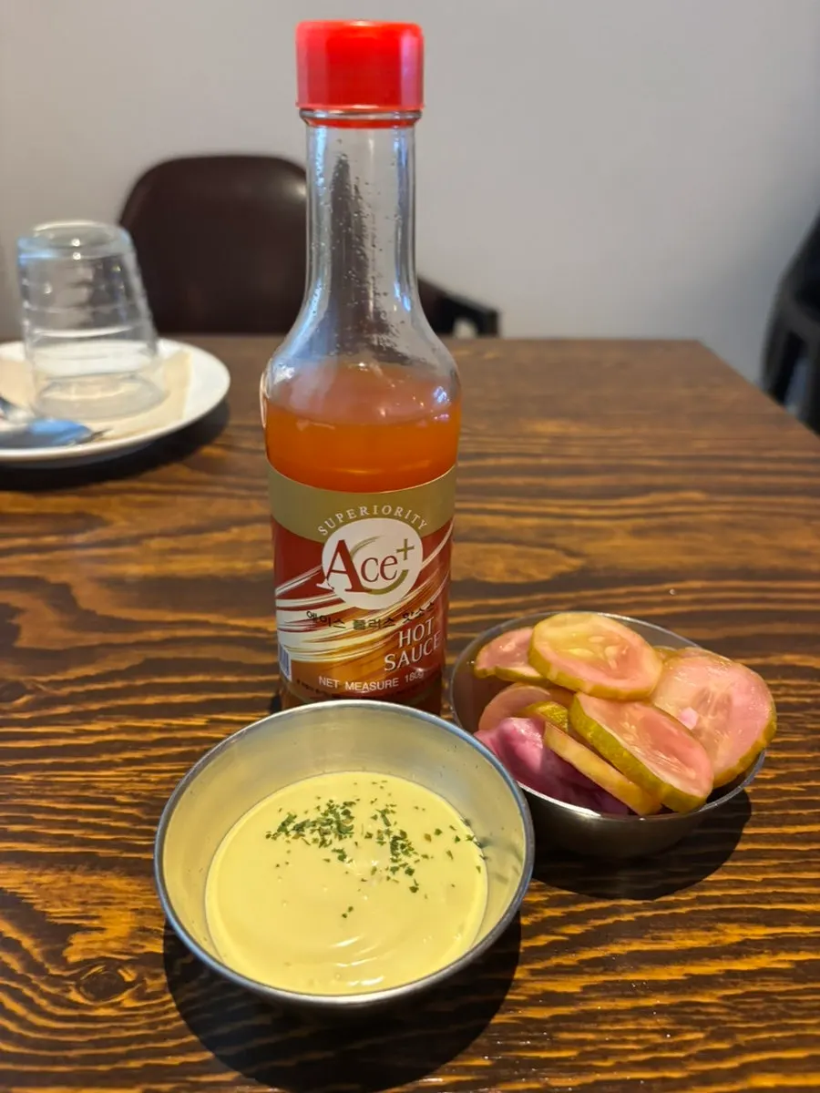피자와 함께 나온 핫 소스와 피클