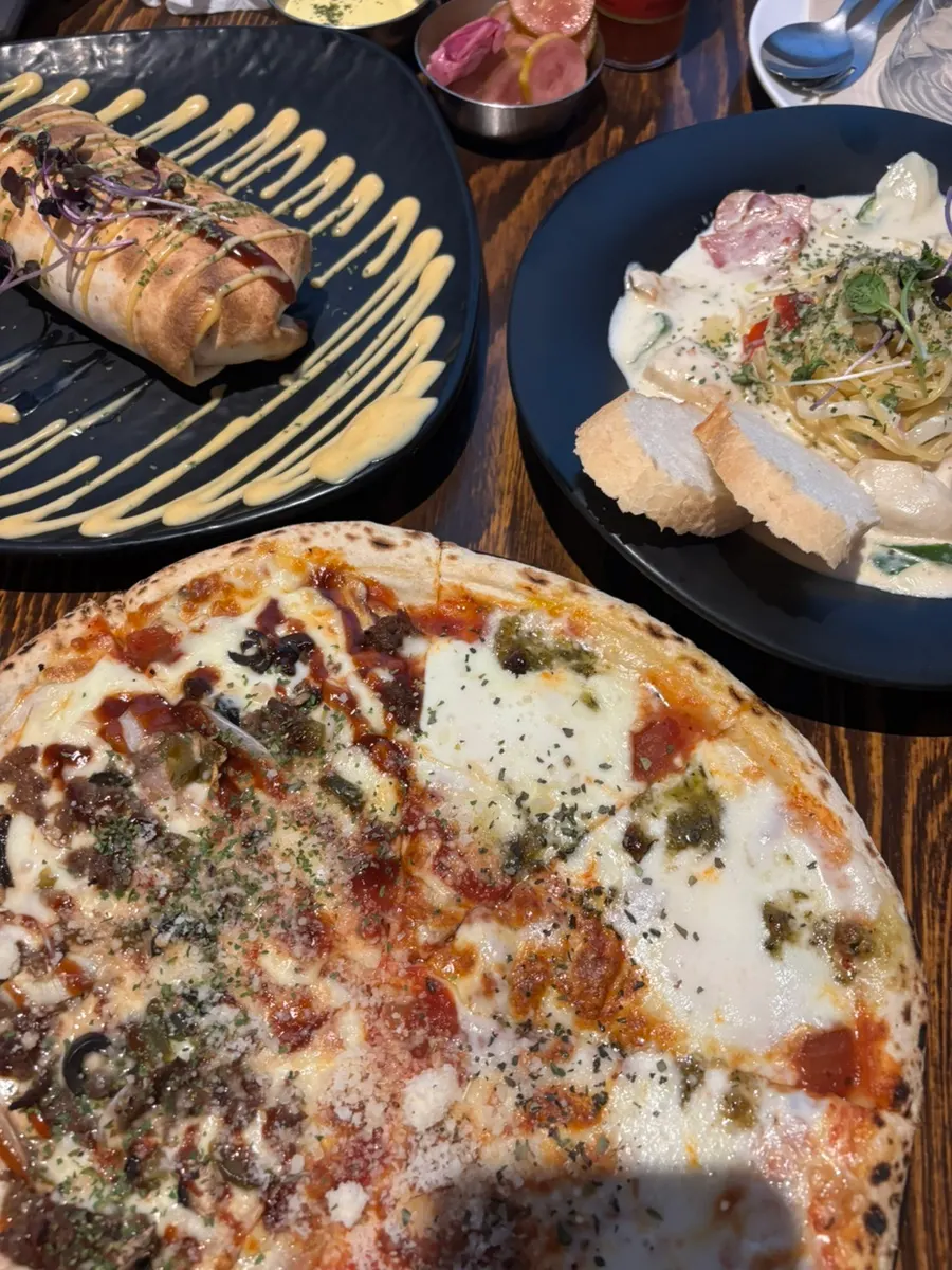 2인용 테이블에 차려진 시그니처 세트와 피자