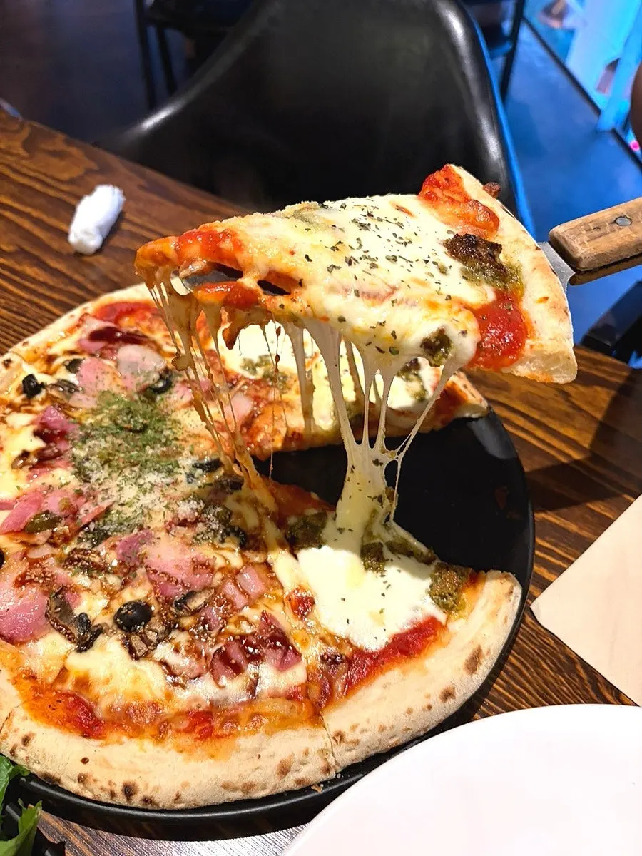 생모짜렐라와 바질페스토가 올라간 마르게리타 피자