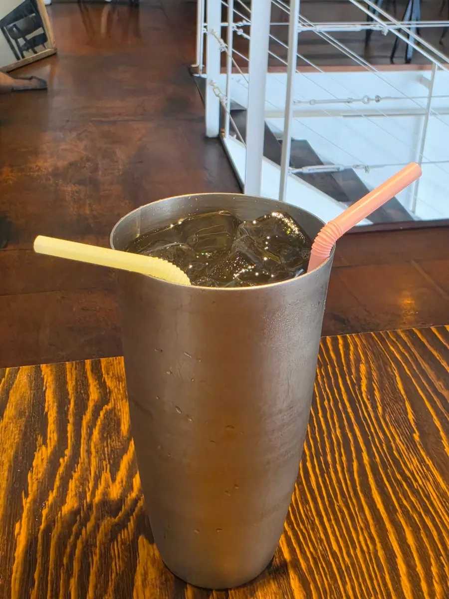 리필 가능한 탄산음료 한 잔