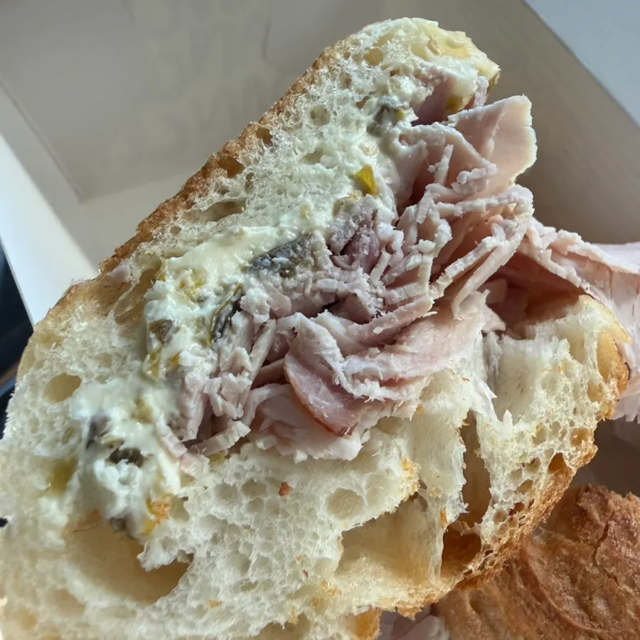 Cross-section of the packed jambon jalapeño sandwich