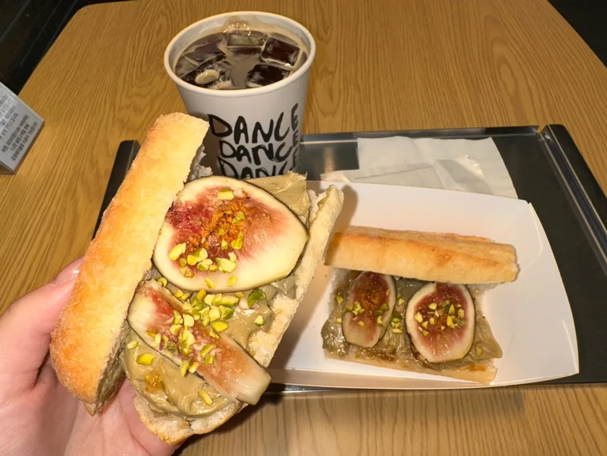 테이블에 나온 무화과 피스타치오 바게트
