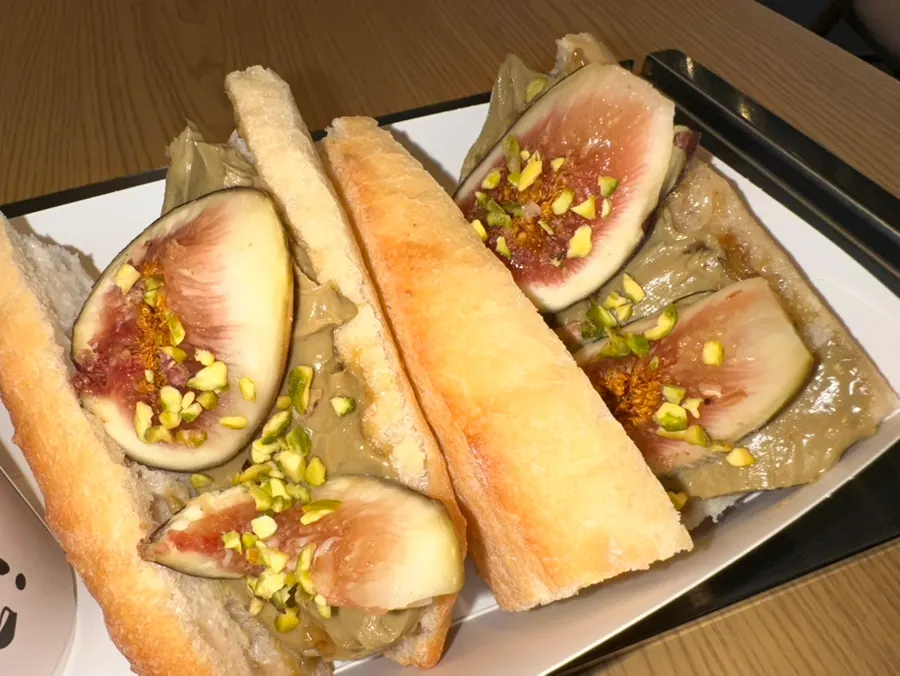 피스타치오 분태가 뿌려진 무화과 바게트