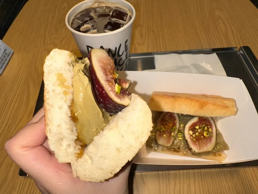 무화과 피스타치오 바게트 클로즈업