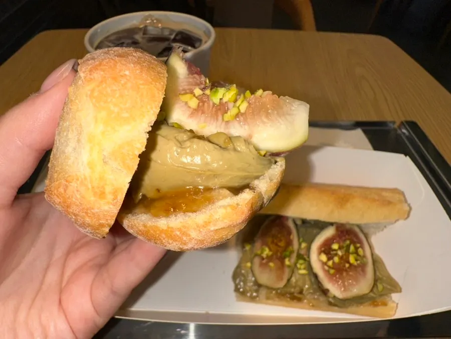 두꺼운 두부크림치즈가 보이는 바게트 단면