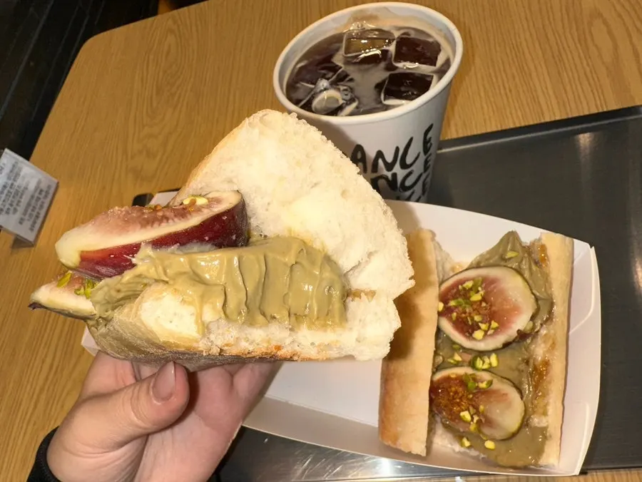 바게트 아래쪽에 발린 무화과잼