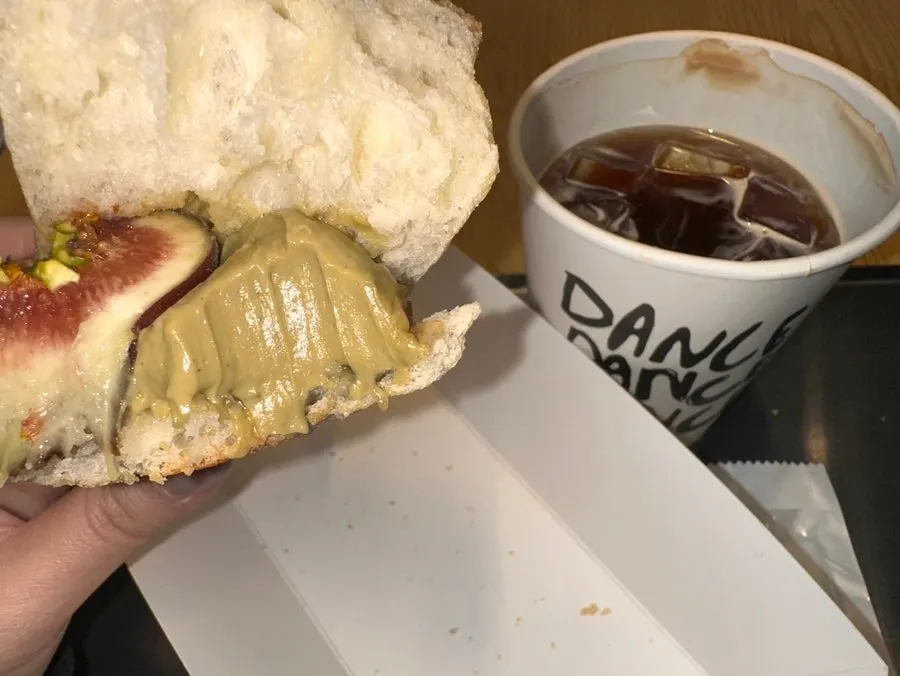피스타치오 크림과 무화과가 어우러진 단면