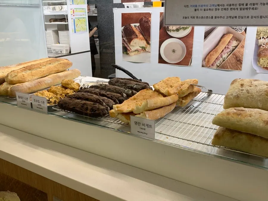 진열대에 놓인 바게트 샌드위치