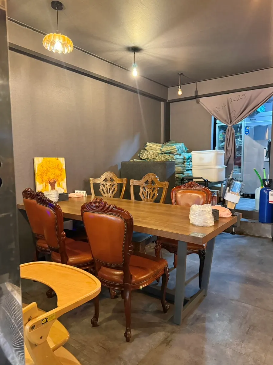 Outdoor tables at Jangjakgun Main Branch