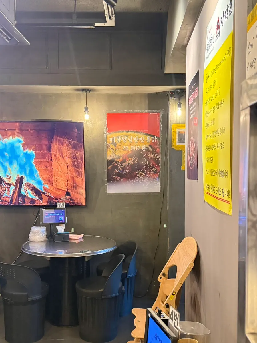 Indoor tables at Jangjakgun Main Branch