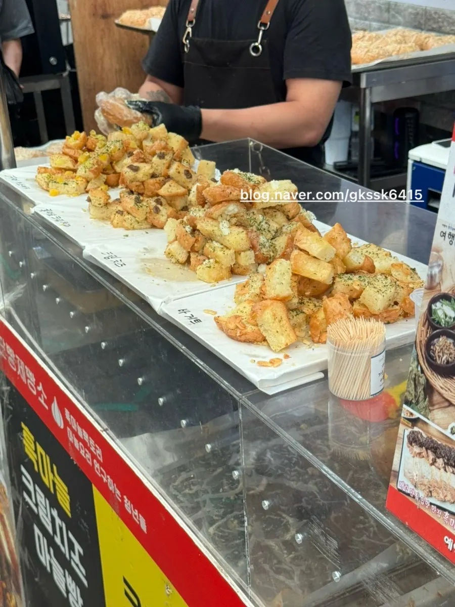 Garlic bread sample corner at Danppang Bakery