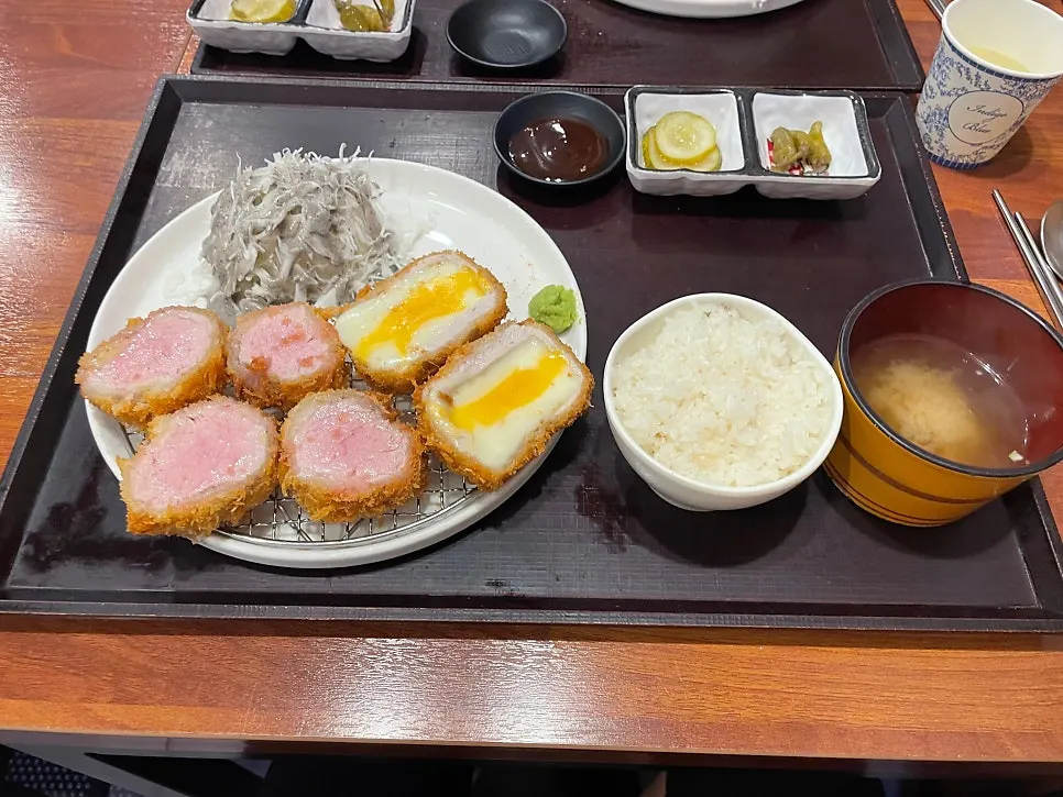 최애카츠와 안심카츠가 함께 차려진 테이블