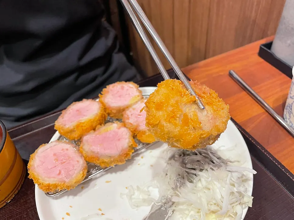 두툼하게 썰린 안심카츠 단면