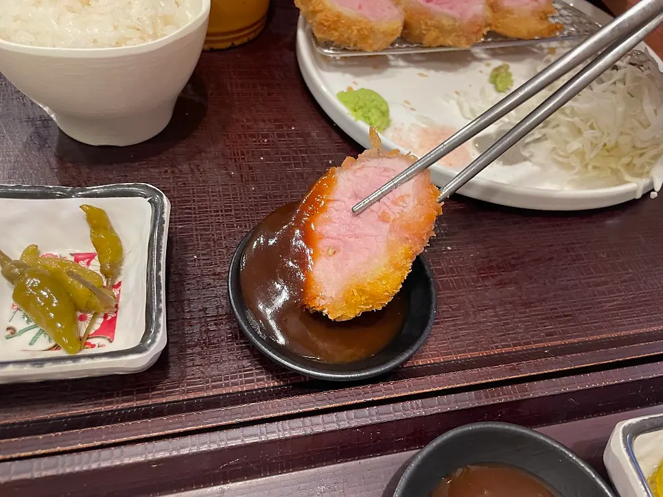 안심카츠 한 조각을 집어 든 모습