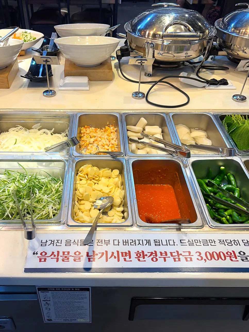 돼지갈비와 삼겹살을 골라 담는 무한리필 고기 코너