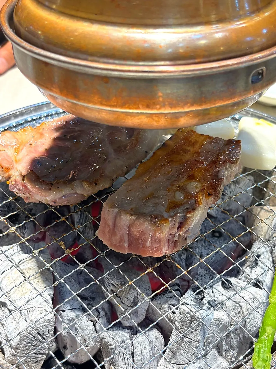 불판에 올린 두툼한 통삼겹살