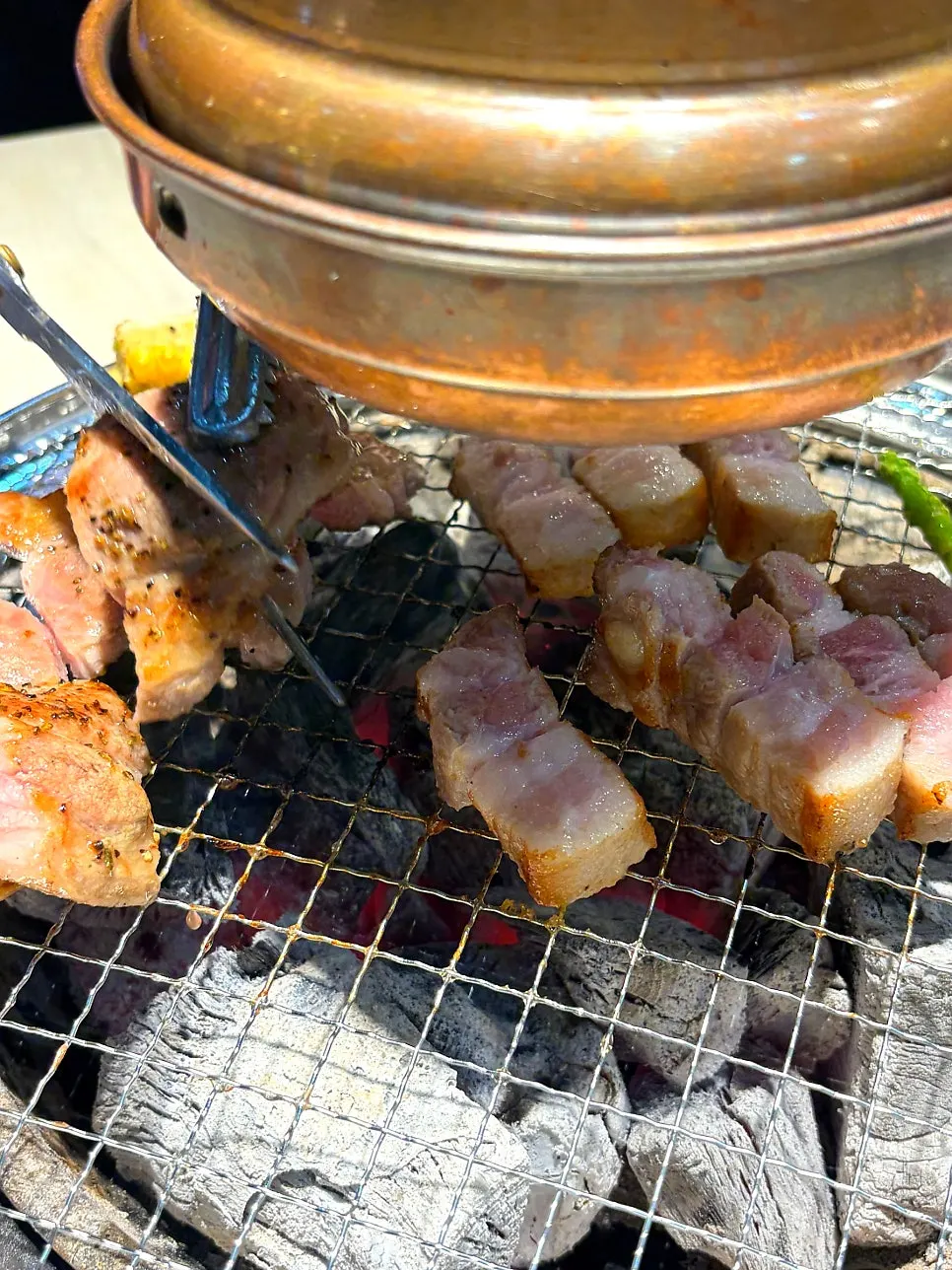 겉면이 노릇하게 익어가는 삼겹살