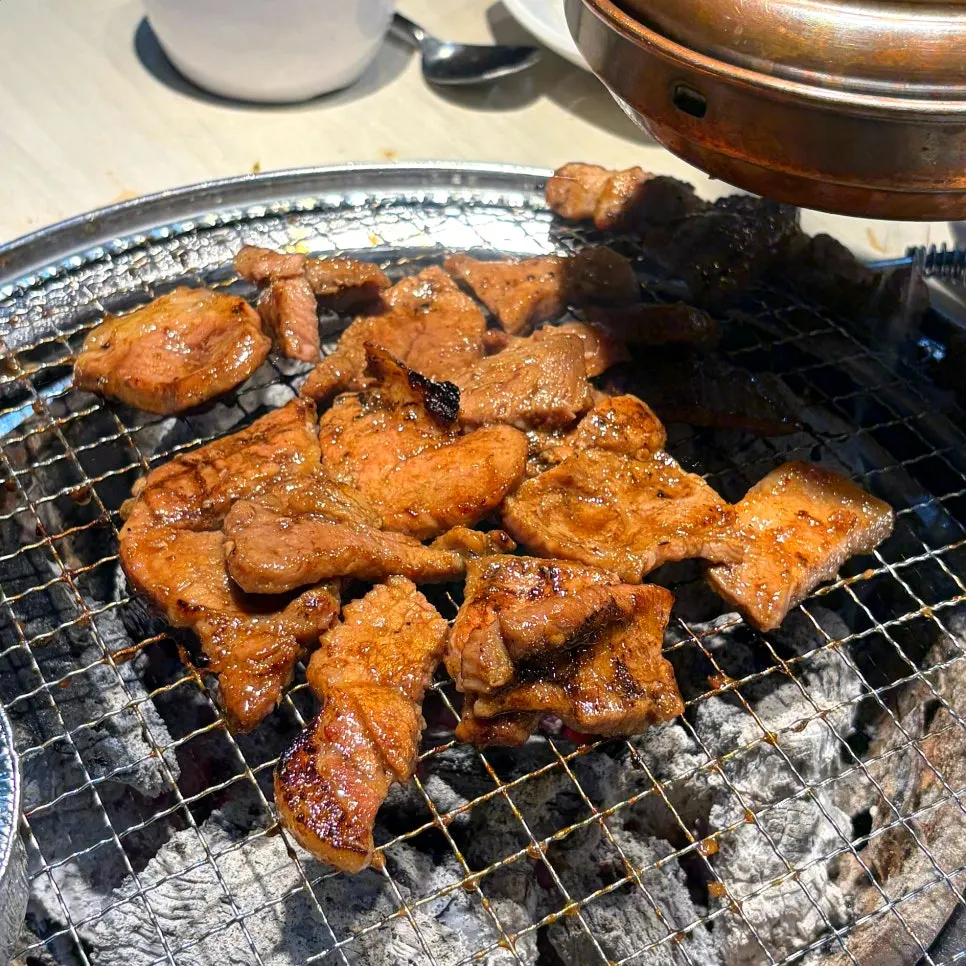 불판에서 구워지는 양념돼지갈비