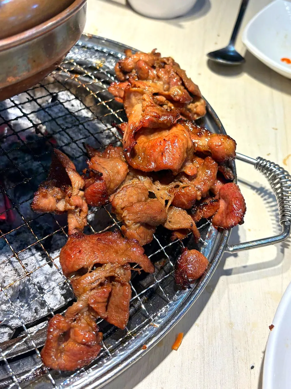 삼겹살과 갈비, 불고기를 차례로 구운 불판