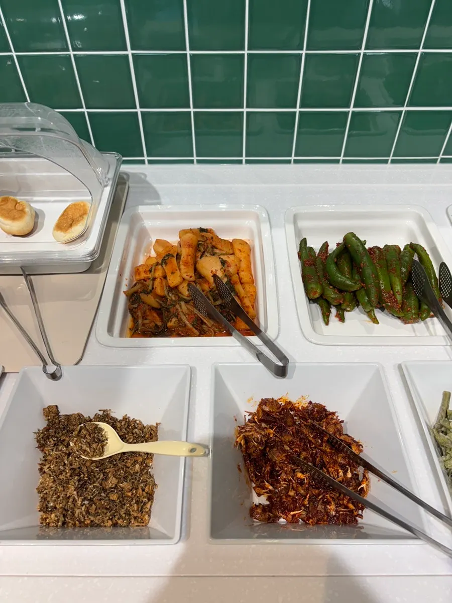 Self-serve bar foods including cream soup and scorched-rice soup