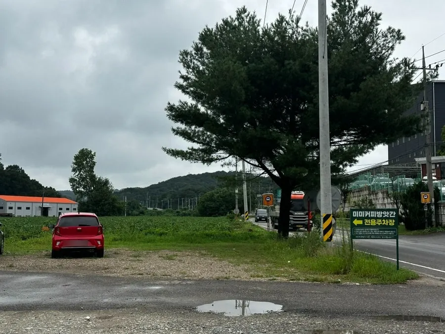Private parking lot in front of the café