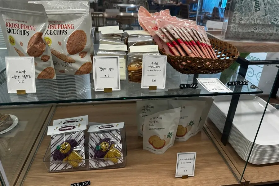 Café dessert display corner