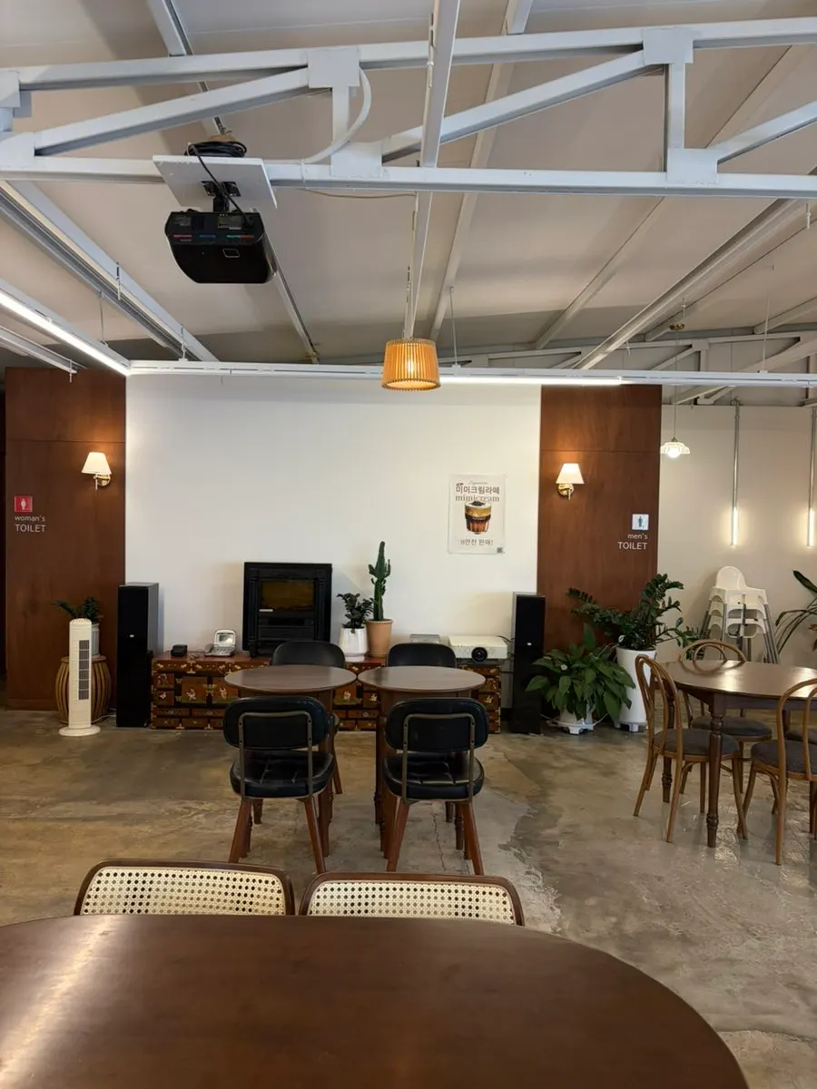 Free parking area in front of MIMI Coffee Mill