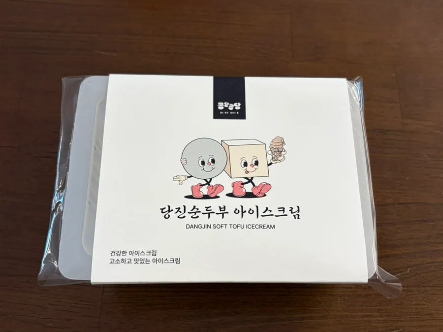 Two cups of MIMI cream latte on the table