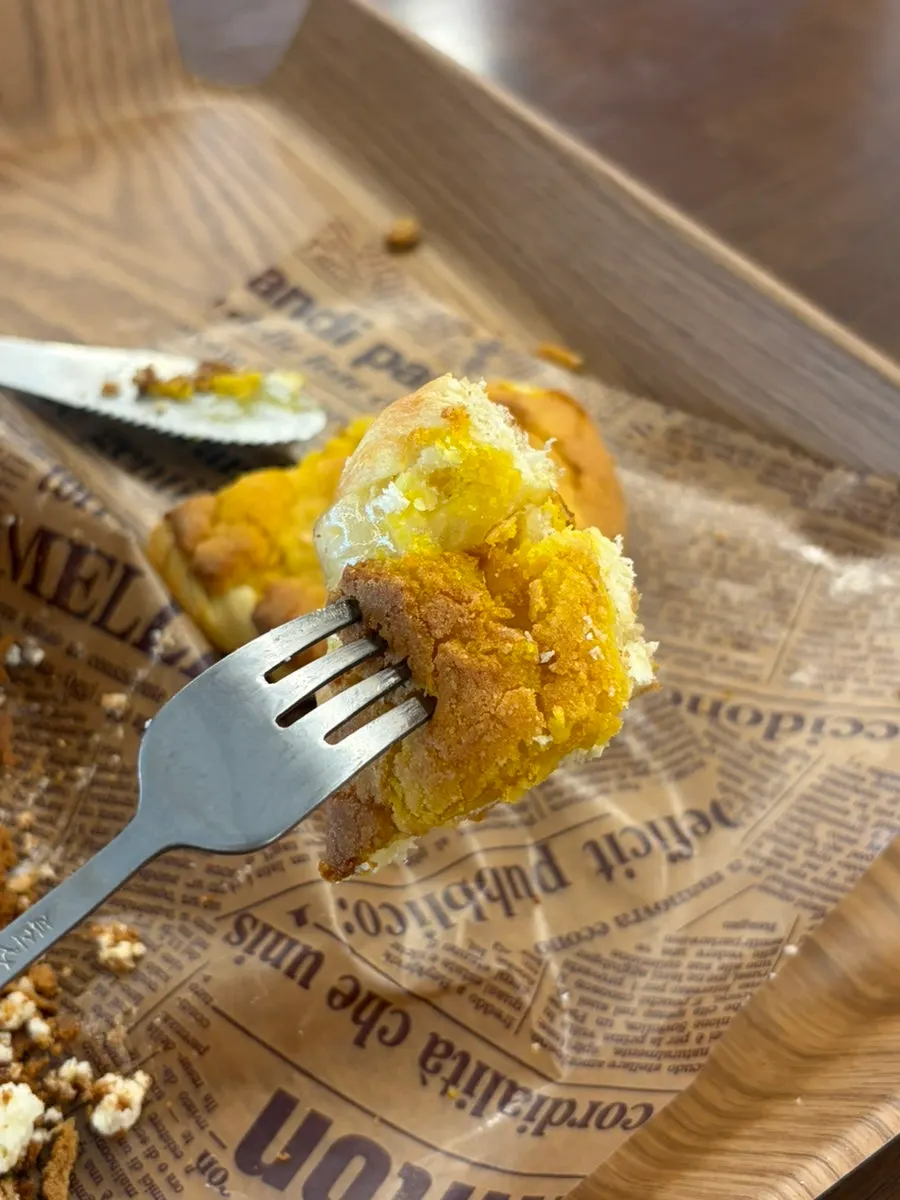 Sweet corn mochi soboro bread